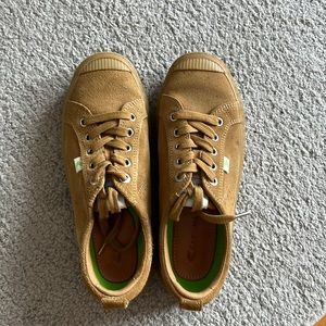 Cariuma sneakers in camel